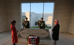 Des Palestiniens se recueillent devant la tombe de Yasser Arafat au 10e anniversaire de sa mort le 10 novembre 2014 à Ramallah