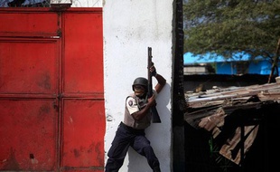 Un policier haïtien lors d'émeutes à Port-au-Prince, le 17 janvier 2010.