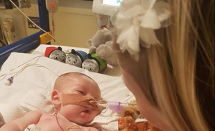 Charlie Gard, un bébé de 11 mois, souffre d'une maladie génétique rare.