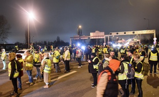 Entre 100 et 200 "gilets jaunes" ont occupé pendant moins de deux heures la voie menant au pont d'Aquitaine lundi soir.