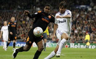 Raul du Real Madrid et Juan de L'AS Roma au coude-à-coude, en 8e de finale retour de ligue des champions, à Madrid le 05 mars 2008.