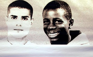 Photo prise le 13 octobre 2006 à Clichy-sous-Bois d'un drap sur lequel sont imprimés les portraits de Zyed et Bouna, deux adolescents morts en 2005 lors des émeutes dans les banlieues