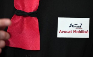 Un avocat participant au mouvement des avocats en colère au palais de justice de Rennes le 18 novembre 2014