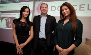 Grégory Dorcel, directeur général de Dorcel, avec deux de ses actrices vedettes, Katsuni et Anna Polina, en novembre 2012.