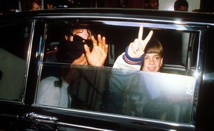 Michael Jackson et James Safechuck, en 1988, à Londres, en Grande-Bretagne.