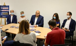 Philippe Vardon (RN) en conférence de presse entouré d'élus de son groupe pour parler de l'insécurité à Nice.