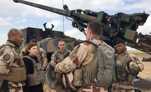 La ministre de la Défense, Florence Parly, avec des militaires de l’opération Chammal, le 9 février 2019 en Irak.