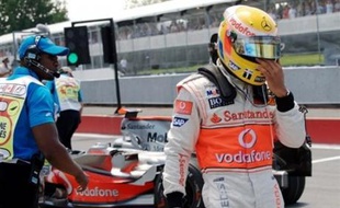 Derrière, Hamilton et Rosberg se précipitaient pour repartir mais ne pouvaient freiner à temps pour éviter l'obstacle formé devant eux par la Ferrari et la BMW Sauber immobilisées. Hamilton tamponnait Raikkonen et les deux hommes abandonnaient.