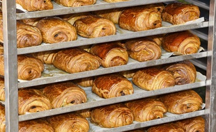 Illustration de pains au chocolat dans une boulangerie.