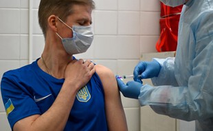 Un membre de l'équipe olympique ukrainienne qualifié pour les Juex reçoit une injection du vaccin contre le Covid-19.