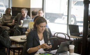 Une cliente d'un restaurant Starbucks.