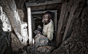 Un homme en train de travailler dans une mine illégale, contrôlée par des groupes armés, en République démocratique du Congo.
