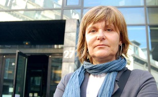 Sylvie Uderzo devant le Conseil des prud'hommes de Paris, le 16 mars 2009.