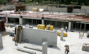 Des ouvriers s'activent, le 13 juin 2007 sur un chantier de la compagnie Cari à Cagnes-sur-Mer. (Illustration