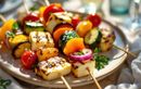 Pour un repas ensoleillé et ultra gourmand, succombez à ces brochettes de légumes grillées et halloumi fondant au barbecue