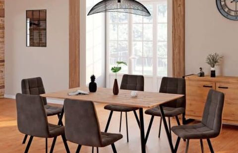 Envie d’une grande table sans vous ruiner ? Le set SAVINA 2 (table + 6 chaises imitation chêne) est à 449,99 € chez But