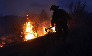Le lieutenant Scott Coulson tente de maîtriser l'incendie dans les collines de la ville d'Omak, situé dans l'Etat de Washington (Etats-Unis)