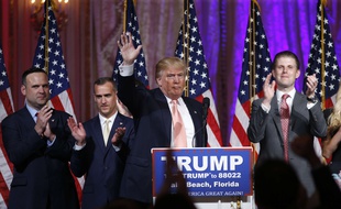 Donald Trump remercie ses supporteurs après sa victoire en Floride, le 15 mars 2016.