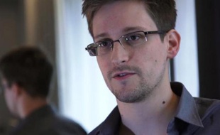 L'ex-consultant de l'agence de renseignement américaine Edward Snowden, n'est pas sorti avec les autres passagers dimanche à son arrivée à l'aéroport de Moscou en provenance de Hong Kong, certains témoins affirmant qu'il avait été emmené à bord d'une voiture diplomatique.