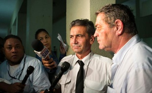Les pilotes français Pascal Fauret (d) et Bruno Odos (c), accusés d'avoir transporté de la cocaïne de la République dominicaine à la France, ici le 15 août 2015 à Saint-Domingue