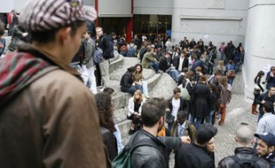 Quelques 800 étudiants réunis le 9 mai 2007 en assemblée générale ont voté la grève et le blocage de l'université Tolbiac Paris I Panthéon-Sorbonne.