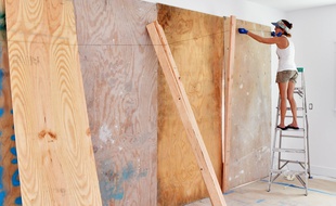 On protège les habitations avant l'arrivée de l'ouragan.