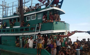 Des migrants birmans appellent à l'aide au large de la Thaïlande, le 14 mai 2015.