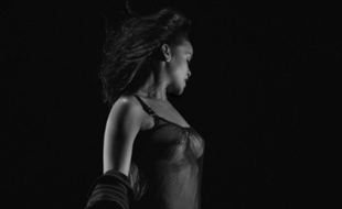 Rihanna dans le clip de «Kiss It Better».