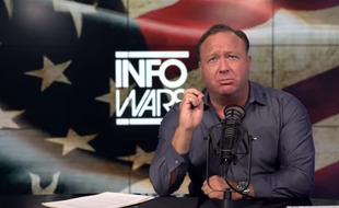 Alex Jones, lors de son émission diffusée à la radio et à la télévision, Alex Jones Show.