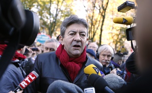Jean-Luc Mélenchon s'adresse aux journalistes lors d'une manifestation contre l'austérité à Paris, le 15 novembre 2014.