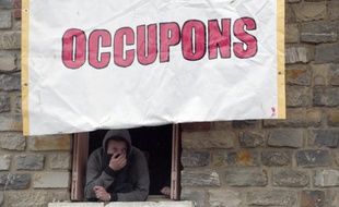 Un homme à la fenêtre d'une maison squattée, le 8 mai 2015, à Rennes