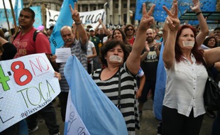 Des manifestants protestent contre une loi controversée sur les médias, à Buenos Aires le 17 décembre 2015
