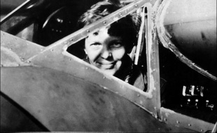 Avec certains indices - un petit pot de crème, une lame de couteau - et beaucoup d'hypothèses, une équipe de passionnés part le 2 juillet dans le Pacifique sur la piste d'Amelia Earhart, 75 ans après la disparition en mer de la célèbre aviatrice américaine.