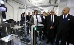 Le ministre des Affaires étrangères Laurent Fabius, dans le cadre de la diplomatie économique au service des entreprises françaises qu'il défend, a visité mercredi en banlieue parisienne le site de recherche de Morpho, leader mondial sur le marché de la sécurité.