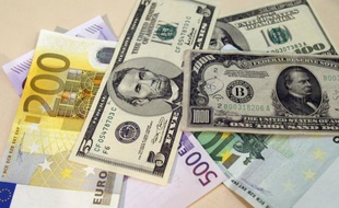 L'euro bondissait face au dollar mercredi, après une incursion au-dessus de 1,35 dollar, dans un marché revigoré par l'annonce d'une action concertée des grandes banques centrales destinée à faciliter le financement du secteur bancaire