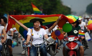 Des dizaines de vélos décorés de ballons et de drapeaux arc-en-ciel ont sillonné dimanche les rues de Hanoï à l'occasion de la première gay pride organisée au Vietnam.
