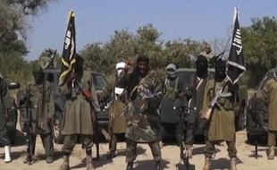 Image issue d'une vidéo de Boko Haram montrant le chef islamiste Abubakar Shekau (c) et d'autres combattants, le 31 octobre 2014