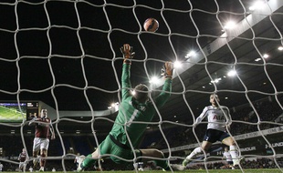 Roberto Soldado envoie la balle sur la barre lors d'un match entre Burnley et Tottenham le 14 janvier 2015.