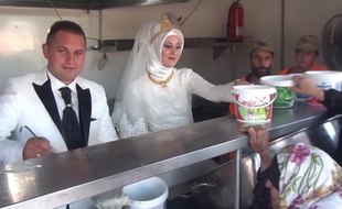 Fethullah Üzümcüoglu et Esra Polata, un couple de mariés turcs, partage son repas de noces avec quelque 4.000 réfugiés syriens dans un camp de la province de Kilis, dans le sud de la Turquie.