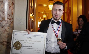 Armando Curri pose après avoir reçu son diplôme de meilleur apprenti menuisier au Sénat, le 4 mars 2015