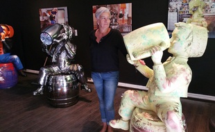 Strasbourg, le 28 septembre 2016: Dix artistes réinventent l'emblème de la brasserie Fischer. Marie-Pascale Engelmann devant son œuvre.