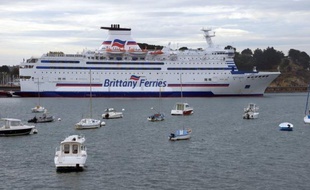 La compagnie Brittany Ferries a mis fin lundi au lock out qui immobilisait depuis 10 jours ses navires, le protocole d'accord prévoyant une augmentation du temps de travail sans contrepartie salariale ayant été accepté par le personnel navigant au terme d'un vote.
