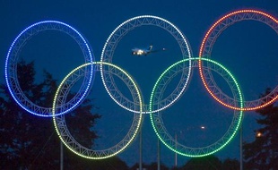 Les anneaux olympiques, illuminés à Vancouver, le 5 mars 2009.