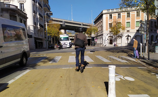 La piste cyclable du bas de Gambetta, peu fréquentée confinement oblige, est très appréciée des cyclistes.