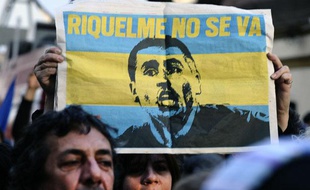 Des ssupporters de Boca Juniors manifestent à Buenos Aires pour éviter le départ du club de Juan Ramon Riquelme, le 9 juillet 2012.