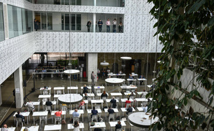 Le conseil a été interrompu quelques minutes et un périmètre a été établi autour de l'élu réfractaire au port du masque, pour respecter la distanciation sociale.