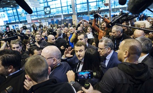 Emmanuel Macron au milieu des journalistes au Salon de l'Agriculture, le 1er mars.
