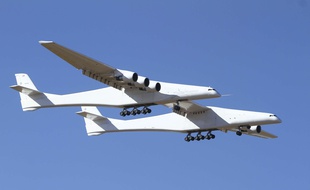 L'envergure du plus grand avion du monde, 117 mètres, est plus grande qu'un terrain de football.