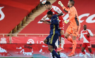 Anthony Lopes dans une ses sorties suicidaires habituelles.