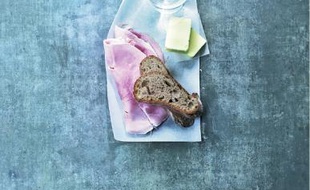 A gauche, une déclinaison à boire du traditionnel sandwich jambon-beurre et, à droite, la pizza napolitaine revue et fluidifiée par Eric Frechon, chef trois étoiles du Bristol, à Paris.